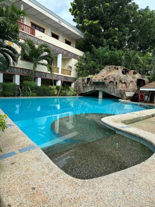 Alona Park Residence - 3 Bedroom Apartment- Alex And Jesa Unit ปางเลา ภายนอก รูปภาพ