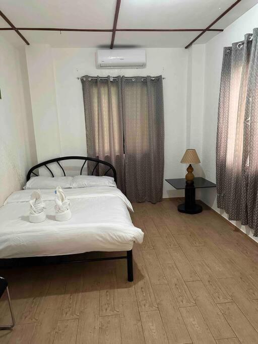 Alona Park Residence - 3 Bedroom Apartment- Alex And Jesa Unit ปางเลา ภายนอก รูปภาพ