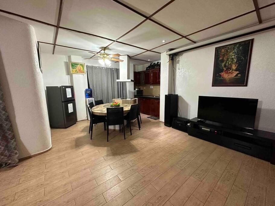 Alona Park Residence - 3 Bedroom Apartment- Alex And Jesa Unit ปางเลา ภายนอก รูปภาพ